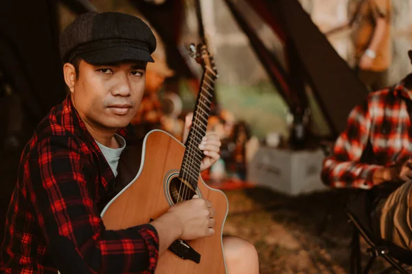 Porträt Junger Asiatischer Mann Spielt Gitarre Blick Die Kamera Auf — Stockfoto