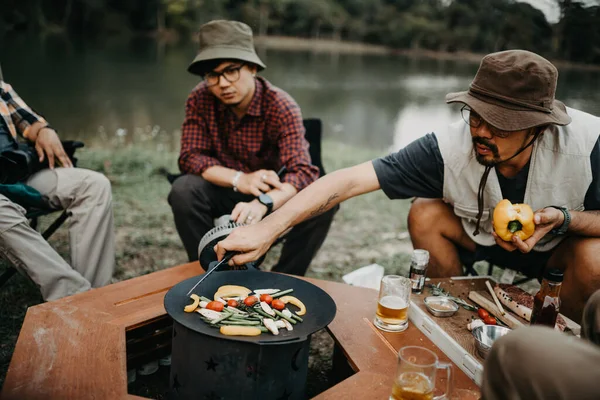 Joven Cocinando Filete Viaje Camping — Foto de Stock