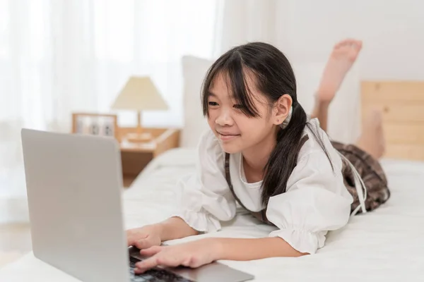 Asian Little Girl Smiling Using Laptop Bed Room — Stock Photo, Image