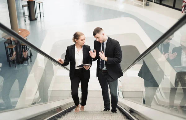 Jovens Dois Empresários Conversando Enquanto Sobe Escada Rolante — Fotografia de Stock