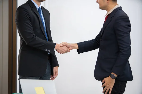 オフィスで握手をするビジネスマンは — ストック写真