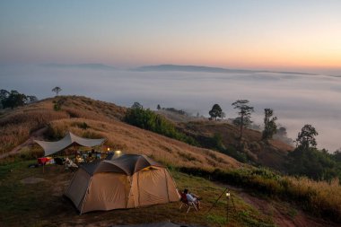 Na Haeo Bölgesi 'nin güzel, puslu doğa manzaralı çadırı, Loei Eyaleti, Tayland.