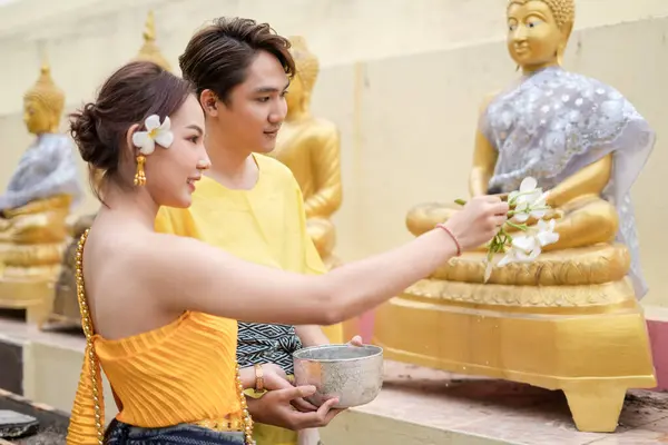 Songkran Day에서 사람들은 부처님 동상을 목욕하고 Songkran Day에서 연주하기 의상을 스톡 사진