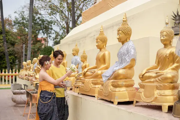 Songkran Napon Thai Fiatalok Thai Jelmezt Viselnek Hogy Megfürdessék Buddha Stock Kép
