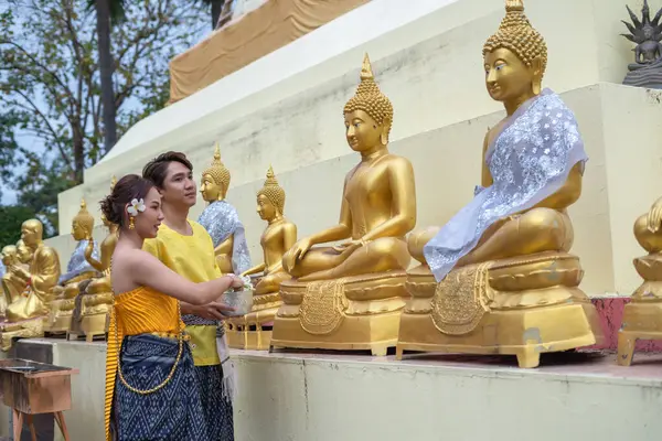 Songkran Day 사람들은 부처님 동상을 목욕하고 Songkran Day에서 연주하기 의상을 로열티 프리 스톡 사진