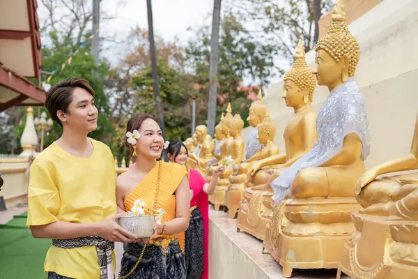 Songkran Day Dragen Jonge Thaise Mensen Thaise Kostuums Boeddhabeelden Baden Stockfoto