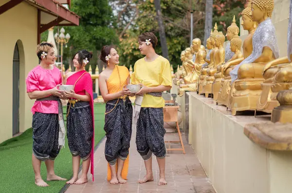 Молодые Тайцы Одеваются Традиционные Тайские Костюмы Играют Воде Время Сонгкрана Стоковое Изображение