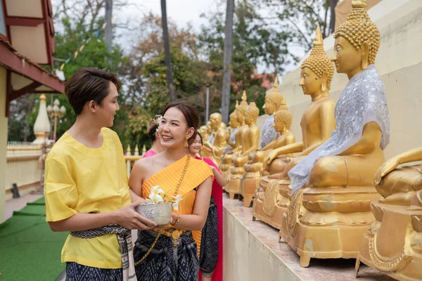Songkran Napon Thai Fiatalok Thai Jelmezt Viselnek Hogy Megfürdessék Buddha Stock Fotó
