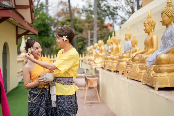 Songkran Day Dragen Jonge Thaise Mensen Thaise Kostuums Boeddhabeelden Baden Rechtenvrije Stockfoto's