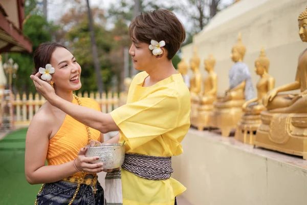 Songkran Day에서 사람들은 부처님 동상을 목욕하고 Songkran Day에서 연주하기 의상을 로열티 프리 스톡 이미지