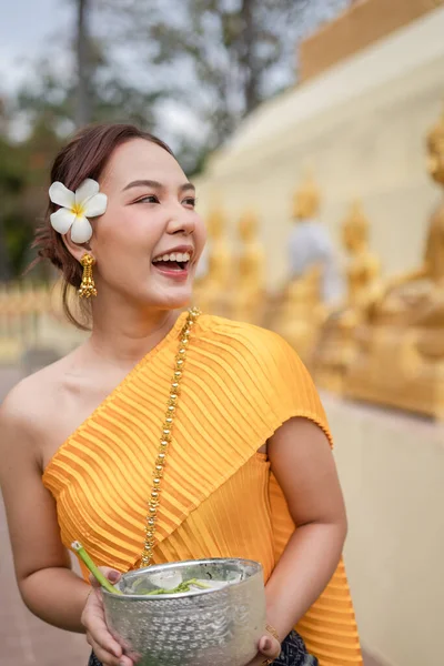 Una Hermosa Mujer Tailandesa Vistiendo Vestido Tradicional Tailandés Tocando Festival Fotos de stock libres de derechos