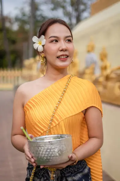 Een Prachtige Thaise Vrouw Draagt Een Thaise Traditionele Jurk Spelen Rechtenvrije Stockafbeeldingen