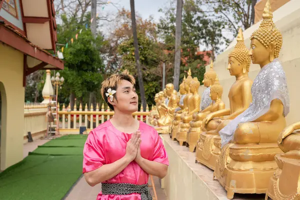 Songkran Day Ung Man Bär Thailändska Kläder Och Fira Songkran Stockbild