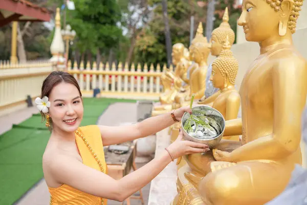 Vacker Thailändsk Kvinna Thailändsk Kostym Badar Buddha Staty Songkran Day Royaltyfria Stockfoton