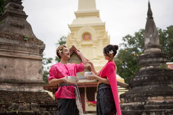 Unga Thailändska Par Thailändska Dräkter Som Leker Vattnet Songkran Templet Stockbild