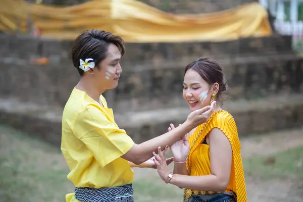 Belo Casal Jovem Tailandês Vestindo Trajes Tailandeses Brincando Água Durante Fotos De Bancos De Imagens