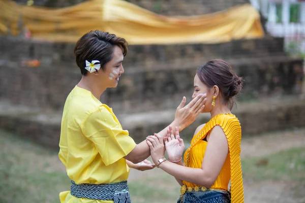 Belo Casal Jovem Tailandês Vestindo Trajes Tailandeses Brincando Água Durante Imagens De Bancos De Imagens Sem Royalties