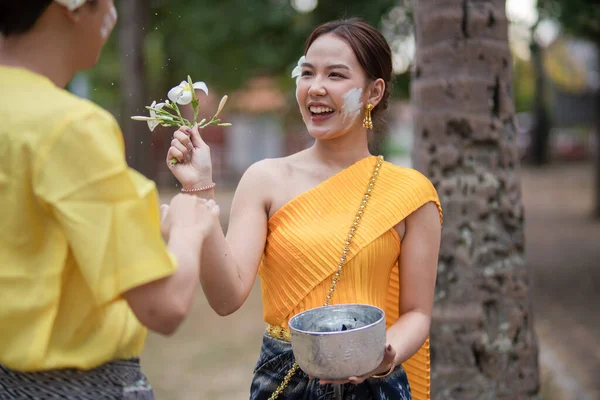 Ett Vackert Ungt Thailändskt Par Thailändska Dräkter Som Leker Vattnet Stockbild