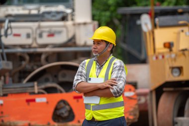 Asfalt yolun yapımını denetleyen mühendis kollarını kavuşturarak durdu. 