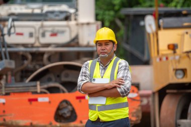 Asfalt yolun yapımını denetleyen mühendis kollarını tabletle kavuşturarak durdu.