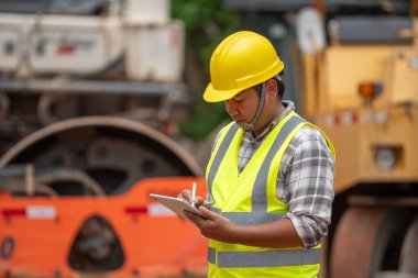 İnşaat mühendisleri kullanımdan önce ve sonra motorlu taşıtları denetlerler.