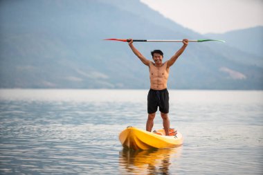 Kamp hazırlığı dış saha aksiyon sahnesi doğal ortam gizli çekim macerası bekliyor.
