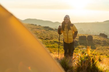 Kamp alanı macerasında büyüleyici günbatımı özçekimi. Açık hava fotoğrafçılığı. Canlı manzara.