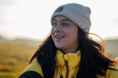 Kamp alanı macerasında büyüleyici günbatımı özçekimi. Açık hava fotoğrafçılığı. Canlı manzara.