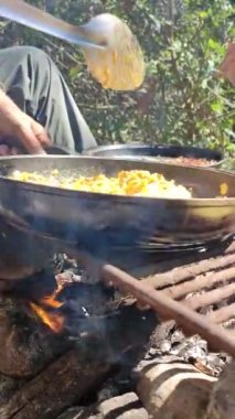 Yakacak odun konseptiyle yetişkinlerin pişirdiği videoyu kapat.