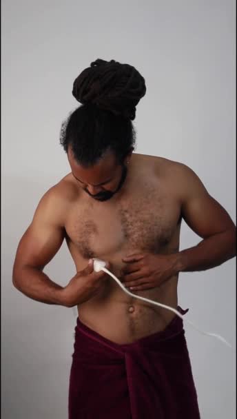 ハンサムな男性シェービング胸部 彼の箱を剃る男の写真 — ストック動画
