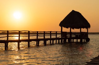 Bacalar lagününde gün doğumu, Rivera maya, Meksika