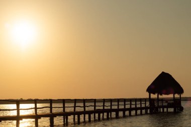 Bacalar lagününde gün doğumu, Rivera maya, Meksika