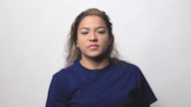 Mujer Latina Mostrando Alineador Dental Cámara Enfoque Selectivo Alineador — Vídeo de stock