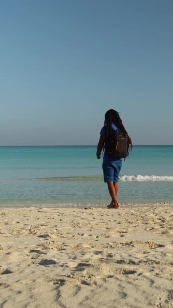 Negro Cubano Con Rastas Caminando Por Orina Playa Varadero Cuba — Vídeo de stock