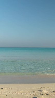Varadero Küba 'daki güzel tropikal plajda mavi gökyüzü beyaz ışık kulüpleri var. Yaz tatili ve doğa konsepti