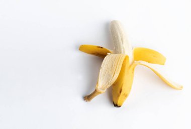 Beyaz arkaplanda soyulmuş muz izole edildi