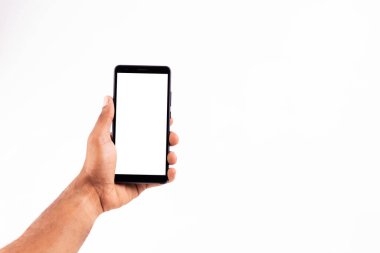 Beyaz arka planda izole edilmiş modern akıllı telefonu tutan siyahlar.