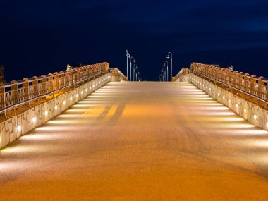 Marina di Pietrasanta rıhtımına giriş rampasının perspektif gece görüşü 