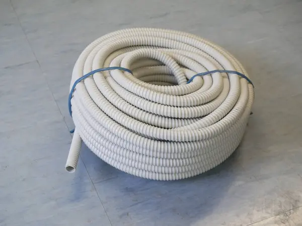Roll Gray Pvc Corrugated Flexible Wire Loom Conduit Ljusblått Golv — Stockfoto