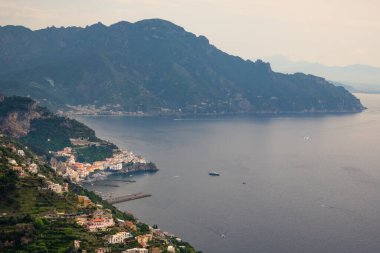 Amalfi kıyısındaki Amalfi kasabasına bakıyorum, Campania, İtalya