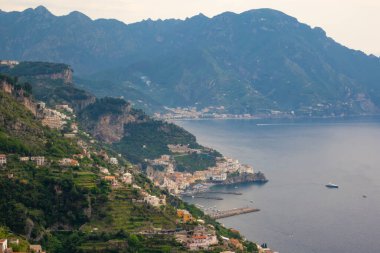 Amalfi kıyısındaki Amalfi kasabasına bakıyorum, Campania, İtalya