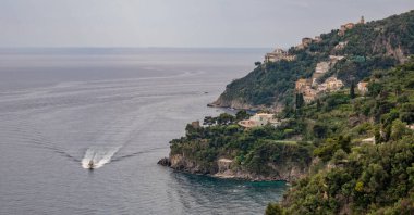 Amalfi kasabası yakınlarındaki Amalfi Sahili, Salerno, Campania, İtalya