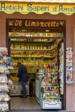 Amalfi kıyısında Limoncello satan bir turist dükkanı. Limoncello, Salerno, İtalya 'da üretilen bir limon likörüdür.