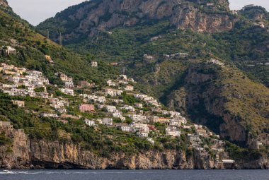 Amalfi kasabası yakınlarındaki Amalfi sahili açıklarında, Salerno, Campanis, İtalya