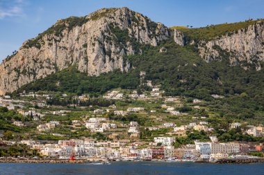 İtalya 'nın Sorrento Yarımadası açıklarındaki Tyrhenian Denizi' ndeki Capri Adası 'ndaki Marina Grande' ye yaklaşıyoruz.
