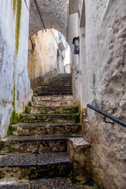 Amalfi Sahili, Salerno, Campania, İtalya 'daki Amalfi kasabasında dar bir sokak.