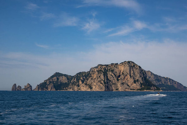 Приближение к острову Капри в Тирренском море у полуострова Сорренто, Италия