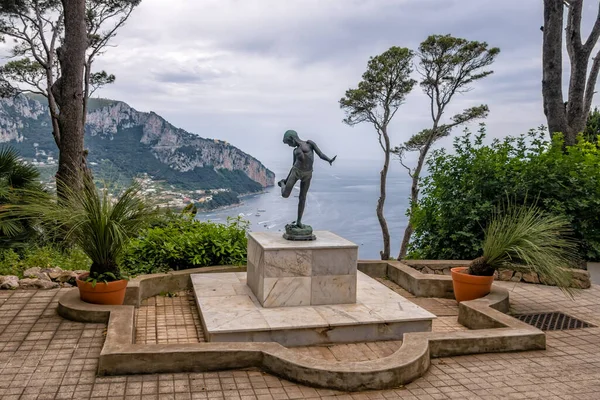 stock image Bronze sculpture of a fisher boy at Villa Lysis on the island of Capri, Italy