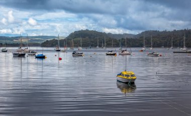 Tobermory Körfezi 'nde demirlemiş tekneler; Mull Adası; İç Hebrides; İskoçya; Birleşik Krallık