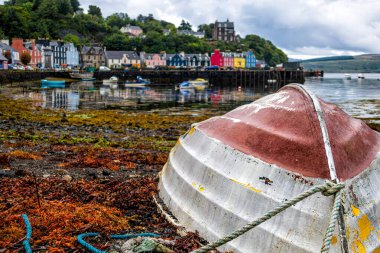 Tobermory sahilinde balıkçı teknesi, Mull Adası, İç Hebrides, İskoçya, Birleşik Krallık